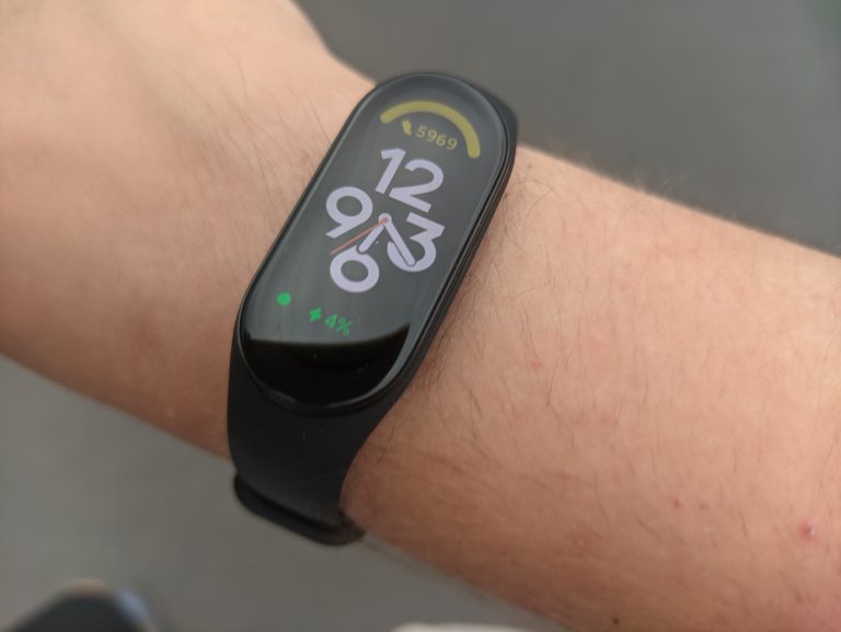 Recenzja Mi Band 7. Czy warto? To zależy…