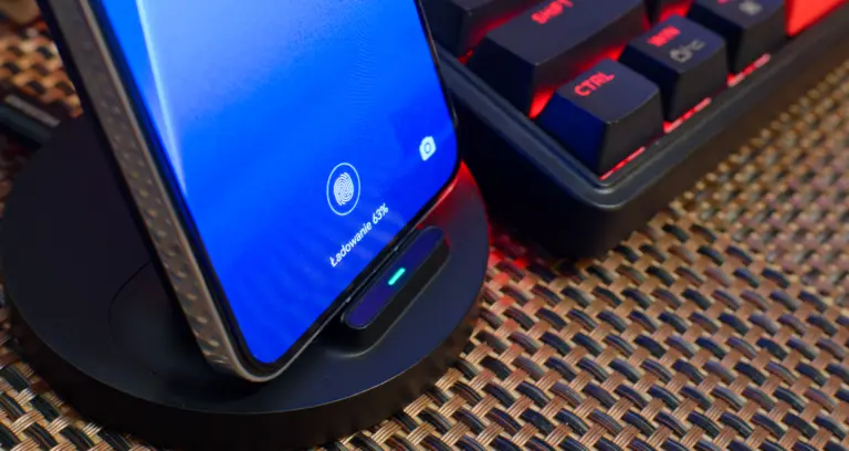 Telefony Xiaomi z bezprzewodowym ładowaniem. Co kupić by ładować telefon bez kabli?